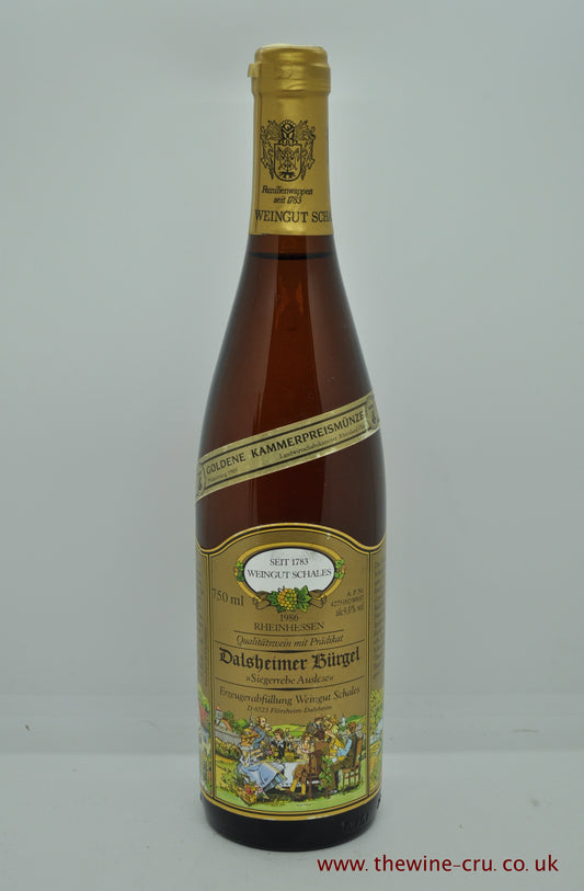 1986 vintage sweet white wine. Weingut Schales Dalsheimer Burgel Siegerrebe Auslese 1986. Germany. The bottle is in good condition. Immediate delivery. Free local delivery. Gift wrapping available.
