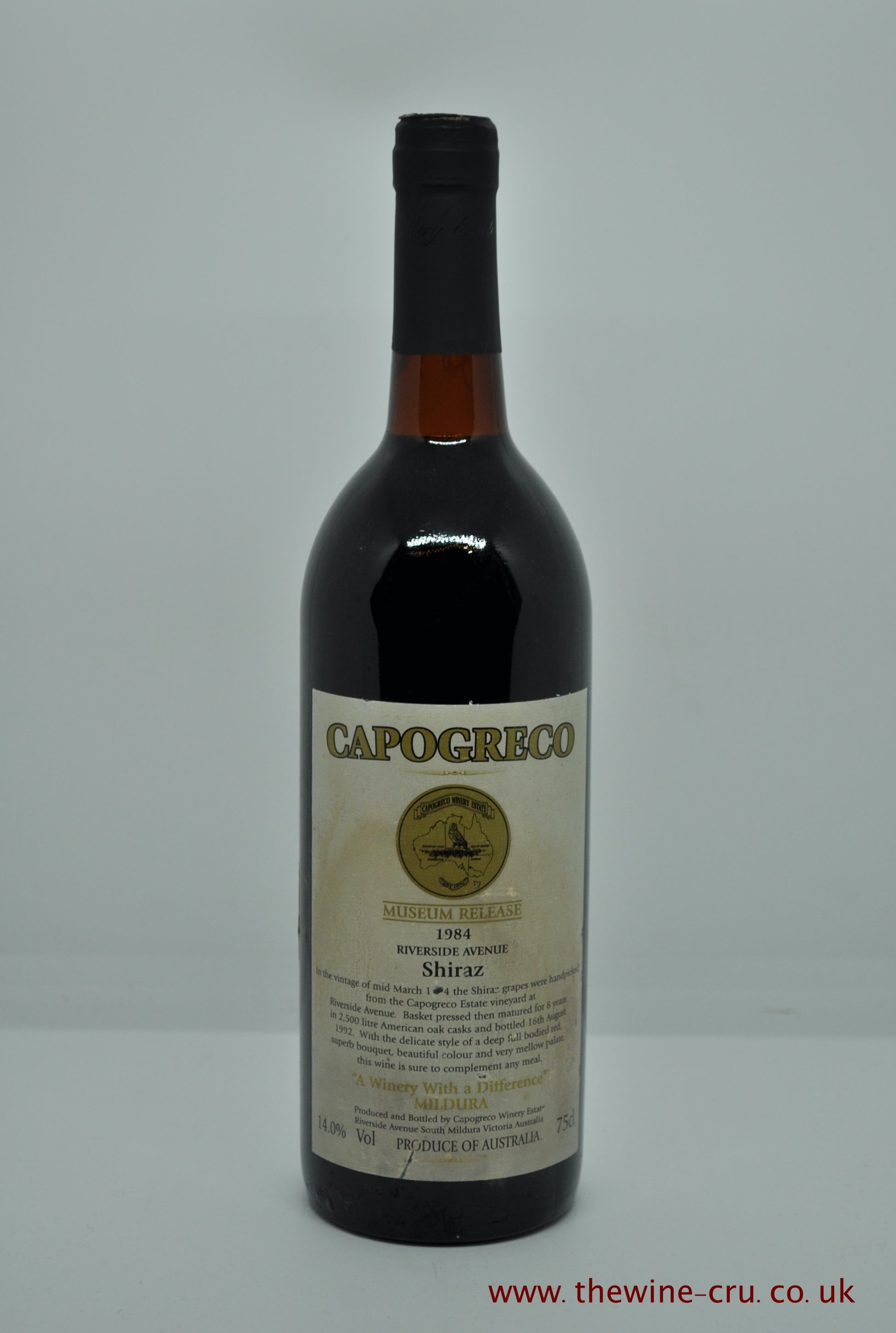 a single bottle of 1984 vintage red wine. Capogreco Riverside Avenue Shiraz 1984. Australia, Victoria. Capsule and label good. Wine level is very top shoulder. Immediate delivery. Free local delivery. Gift wrapping available.
