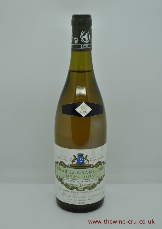 A single bottle of vintage white wine. Chablis Grand Cru Les Vaudesirs Domaine Long Depaquit. France, Burgundy. The bottle is in good condition with the wine level being approximately 3cm below the base of the cork. Immediate delivery. Free local delivery. Gift wrapping available.