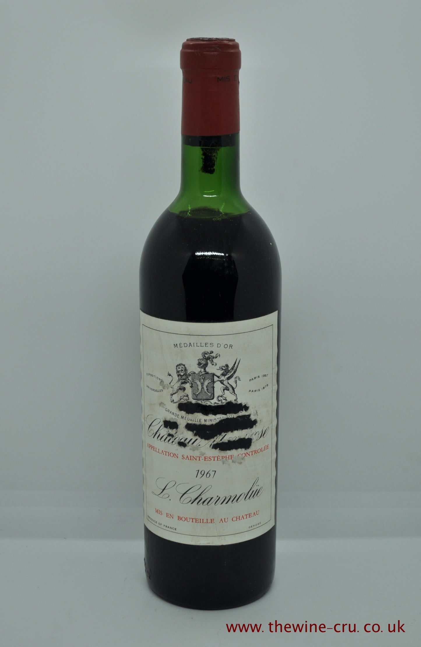 A bottle of 1967 Chateau Montrose, Saint-Estephe, Bordeaux, France. Capsule good the label has some parts in the middle missing. The vintage is clear. Immediate delivery. Free local delivery. Gift wrapping available.