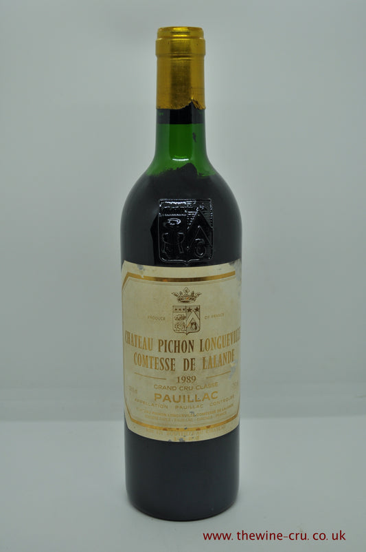 A bottle of 1989 vintage red wine from Chateau Pichon Longueville Comtesse De Lalande, Bordeaux, France. The bottle is in good condition with the wine level at top shoulder. Immediate delivery. Free local delivery. Gift wrapping available.