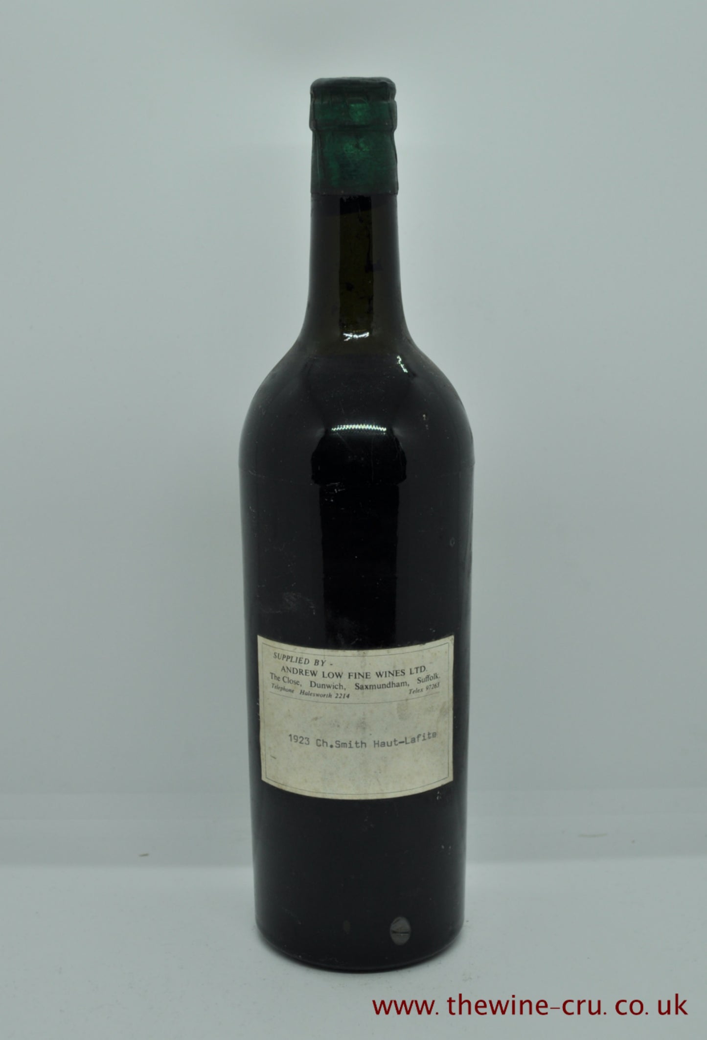 A single 1923 bottle of vintage red wine. Chateau Smith Haut lafite. France, Bordeaux. The bottle is in good condition with a merchants label and a top shoulder level. Immediate delivery. Free local delivery. Gift wrapping available.