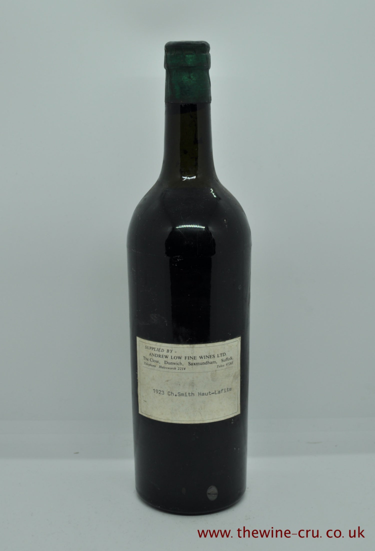 A single 1923 bottle of vintage red wine. Chateau Smith Haut lafite. France, Bordeaux. The bottle is in good condition with a merchants label and a top shoulder level. Immediate delivery. Free local delivery. Gift wrapping available.