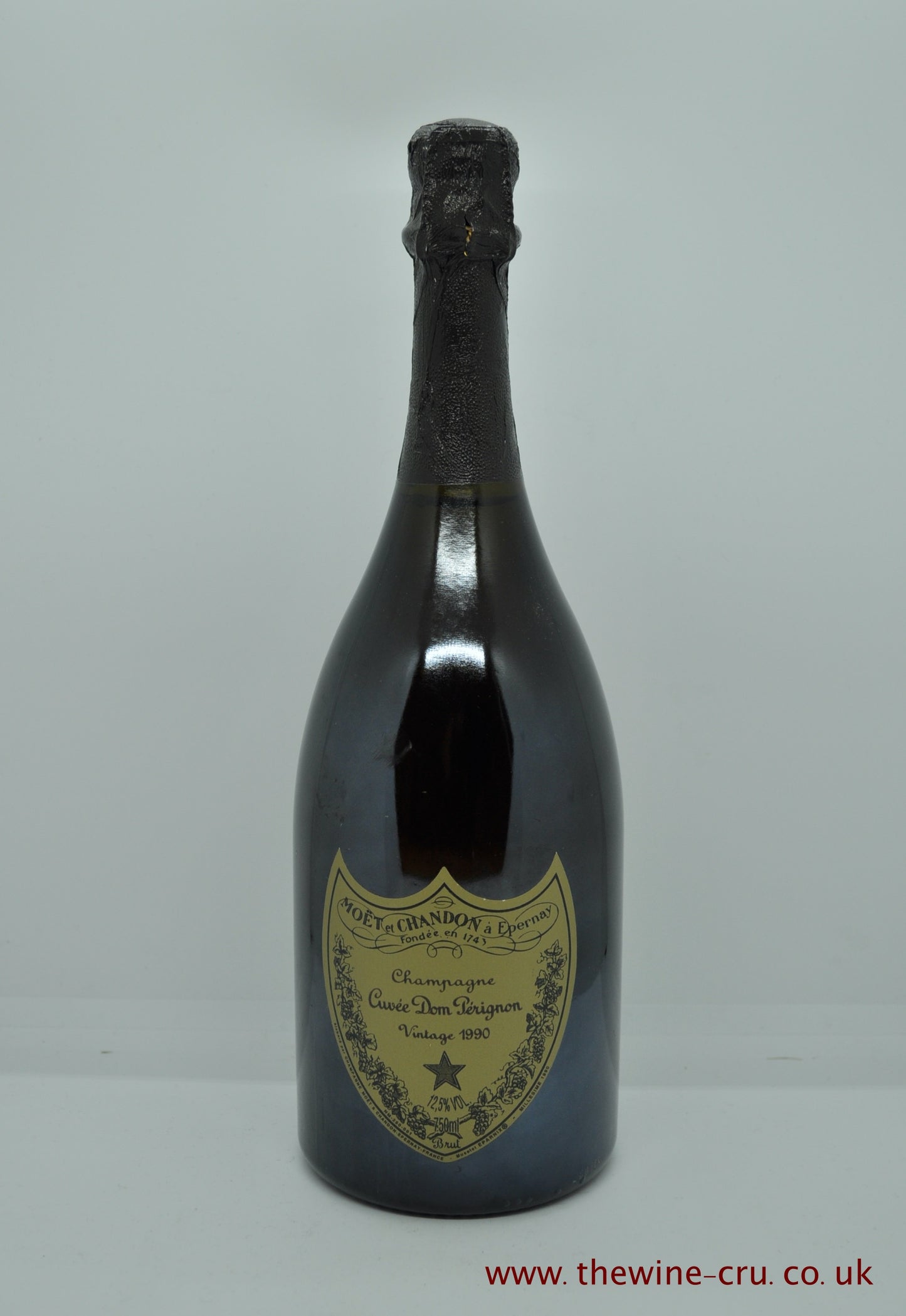 A bottle of 1990 vintage champagne. Dom Perignon, France. The bottle is in good condition. Immediate delivery. Free local delivery. Gift wrapping available.