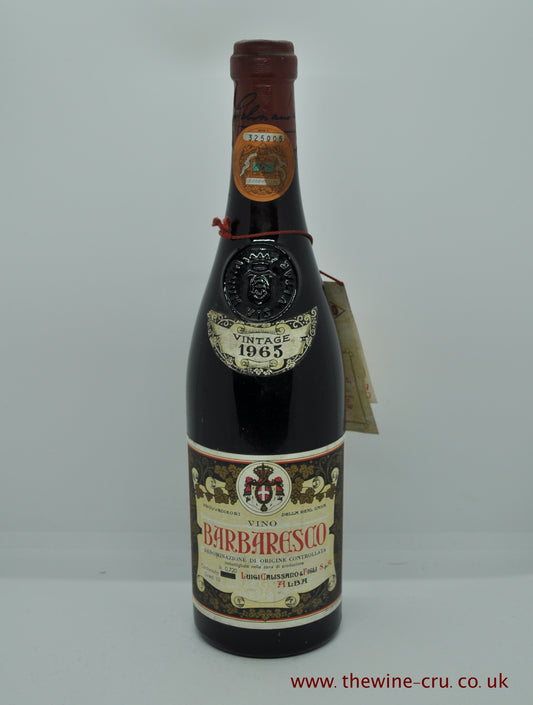 1965 vintage red wine. Luigi Calissano & Figli Barbaresco 1965. Italy. The bottle is in good condition with the wine level being 3cm below the base of the cork. Immediate delivery. free local delivery. Gift wrapping available.