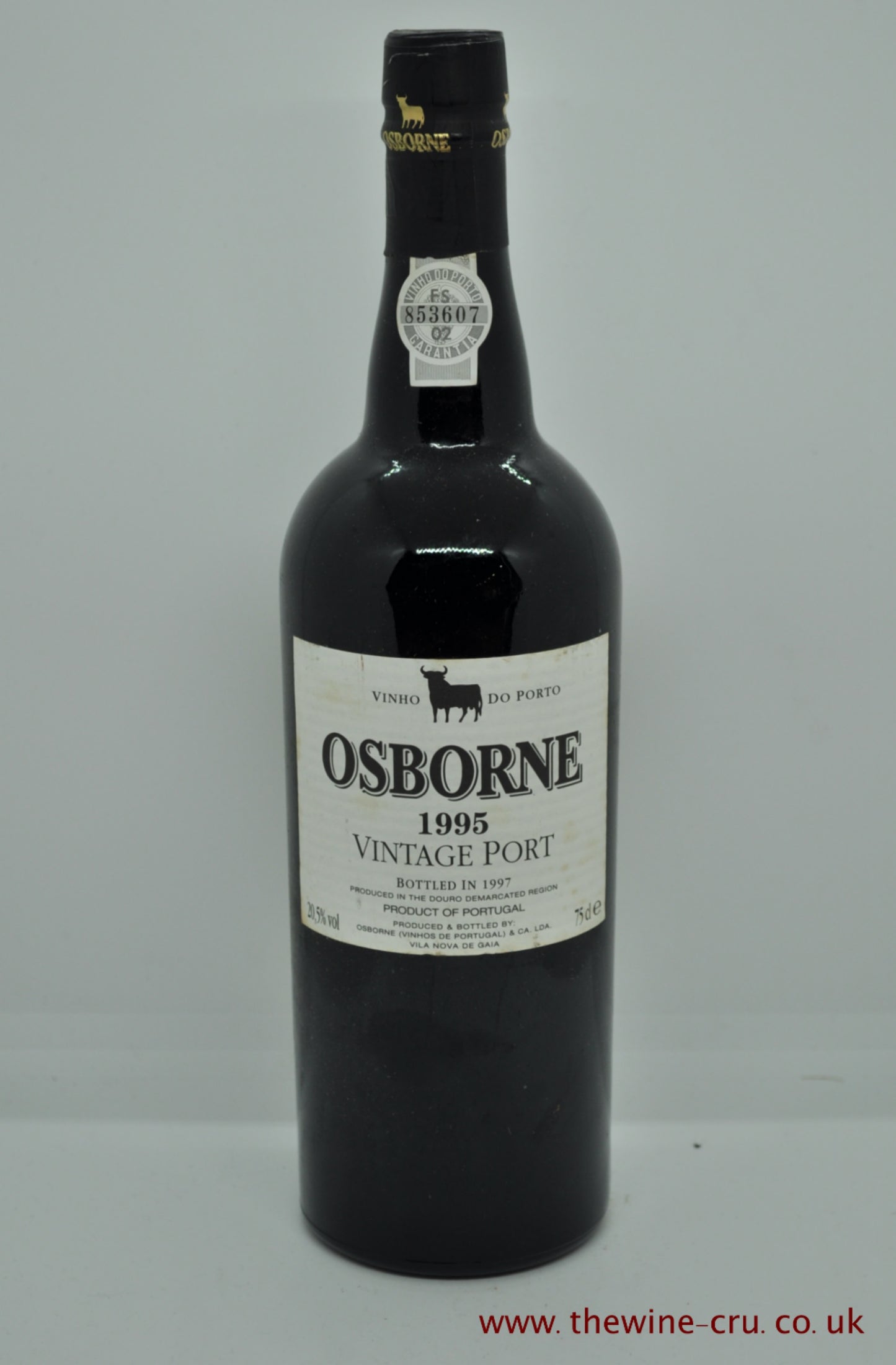A bottle of 1995 vintage port wine. Osborne Vintage Port 1995. Portugal. Capsule, label and level all good. Immediate delivery. Free local delivery. Gift wrapping available.