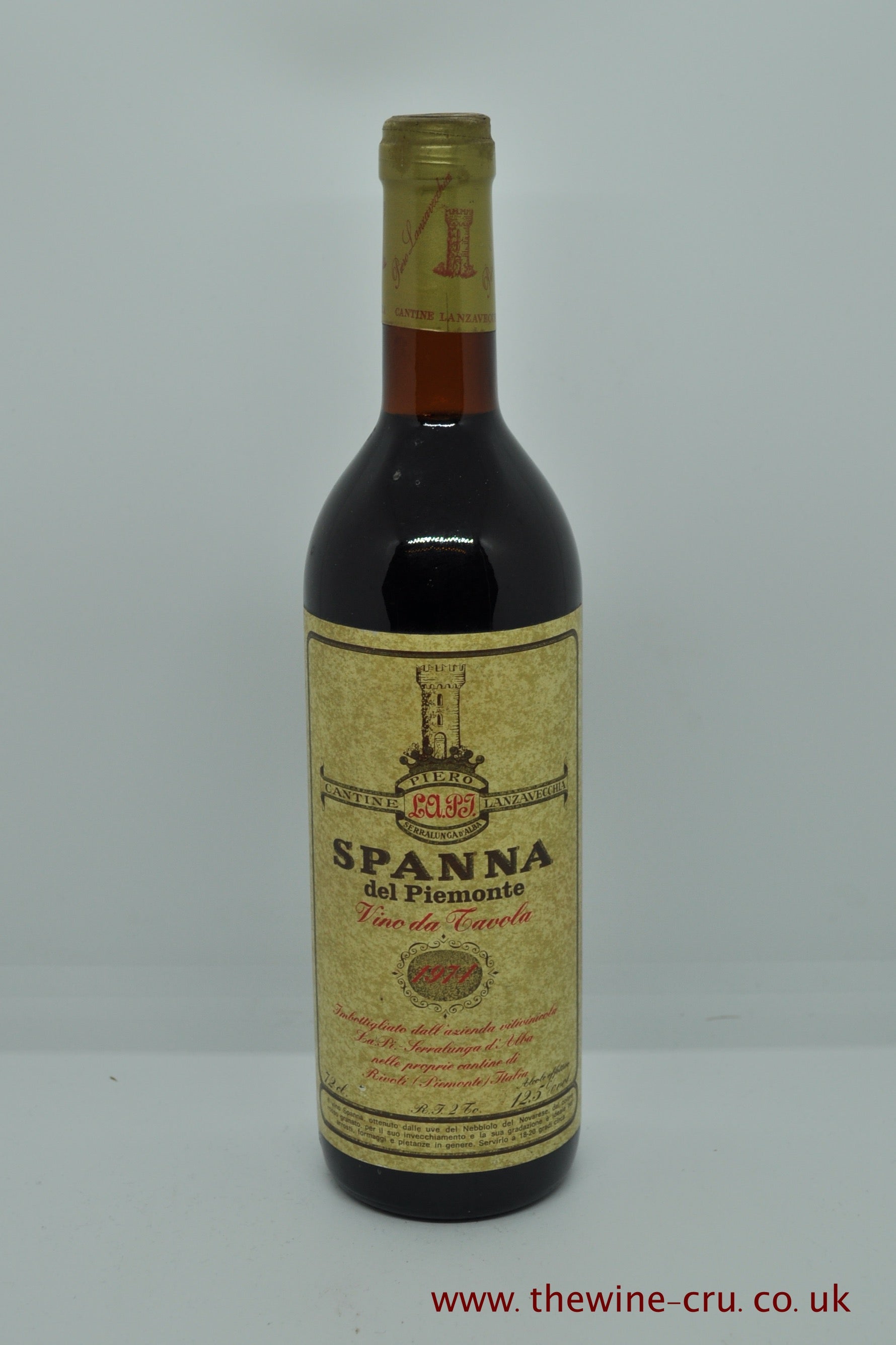 A bottle of 1974 vintage red wine. Spanna del Piemonte. Italy. The bottle is in good condition with the wine level being base of neck. Immediate delivery. Free local delivery. Gift wrapping available.